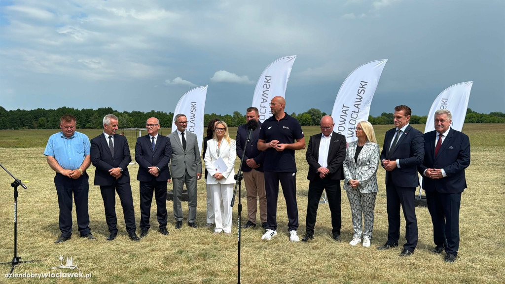 Minister sportu na lotnisku w Kruszynie