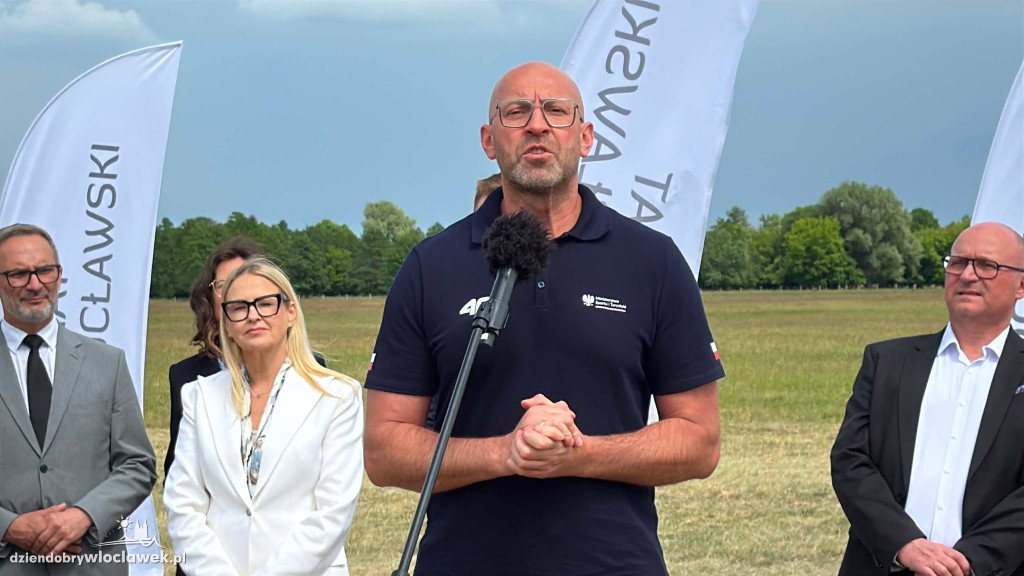 Minister sportu na lotnisku w Kruszynie
