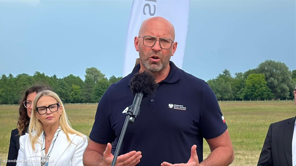 Minister sportu na lotnisku w Kruszynie