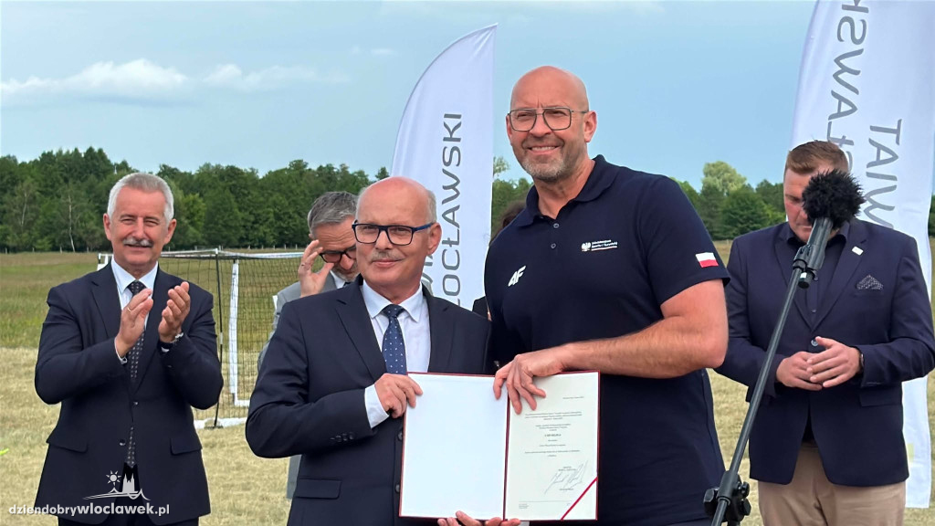 Minister sportu na lotnisku w Kruszynie
