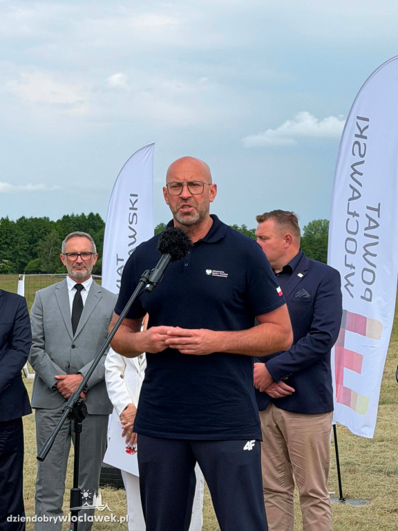 Minister sportu na lotnisku w Kruszynie