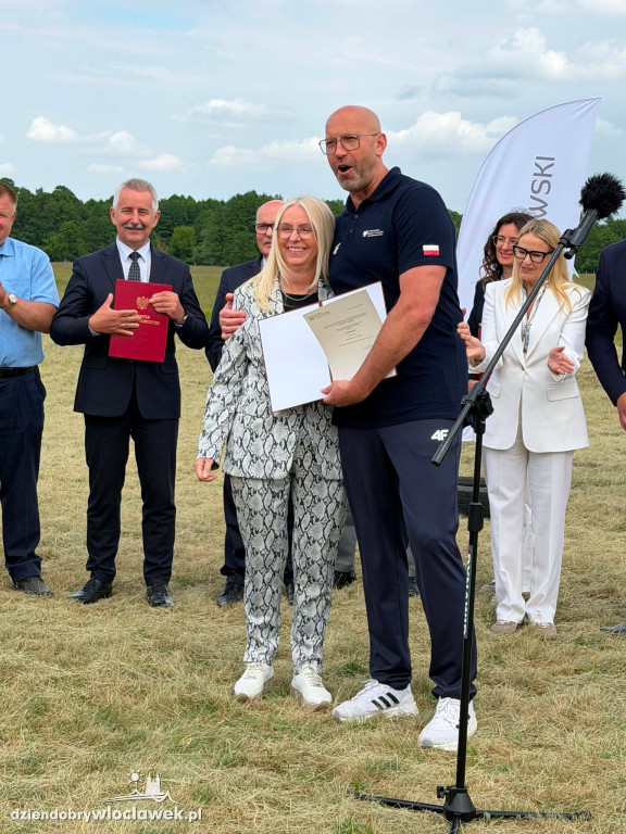 Minister sportu na lotnisku w Kruszynie