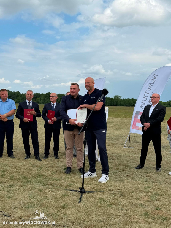Minister sportu na lotnisku w Kruszynie