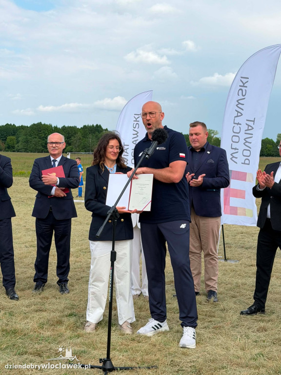 Minister sportu na lotnisku w Kruszynie