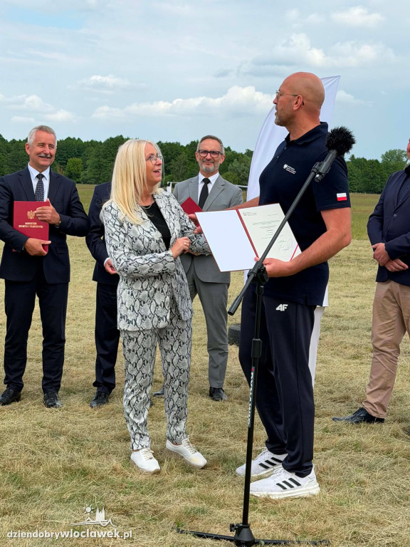 Minister sportu na lotnisku w Kruszynie