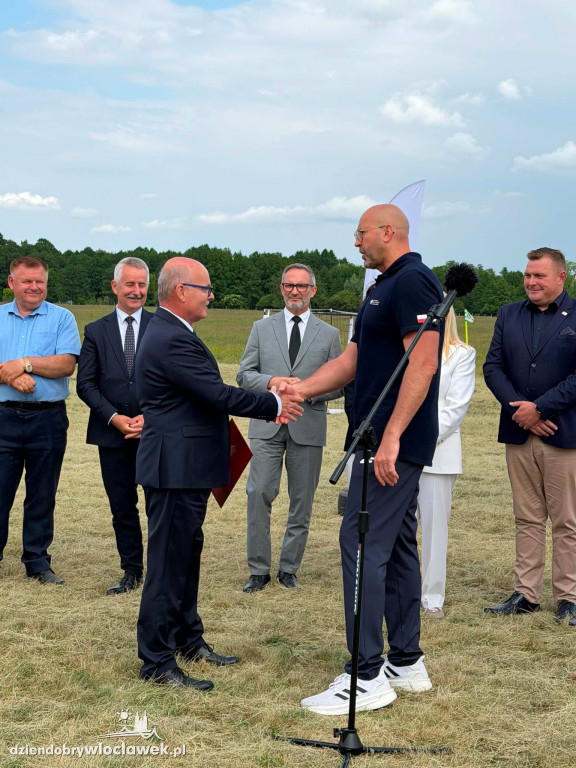 Minister sportu na lotnisku w Kruszynie