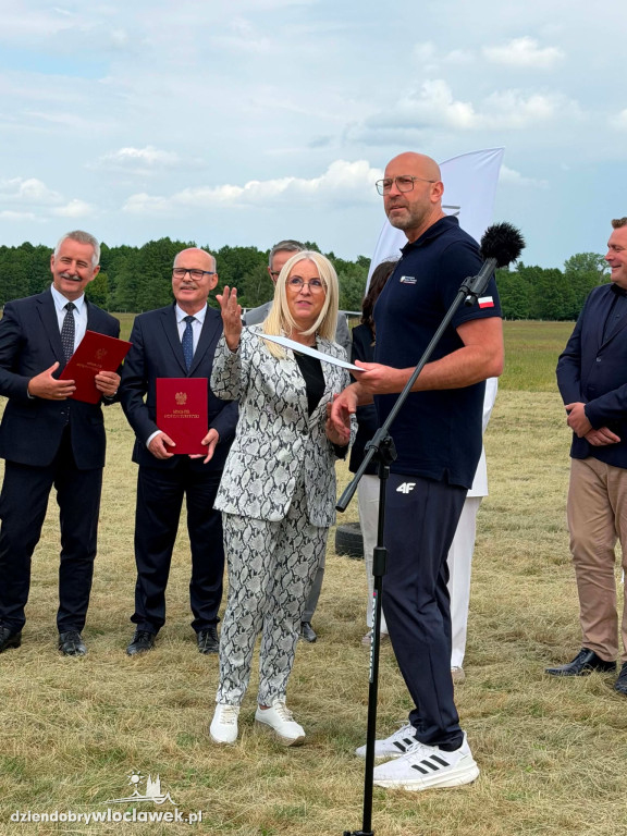 Minister sportu na lotnisku w Kruszynie