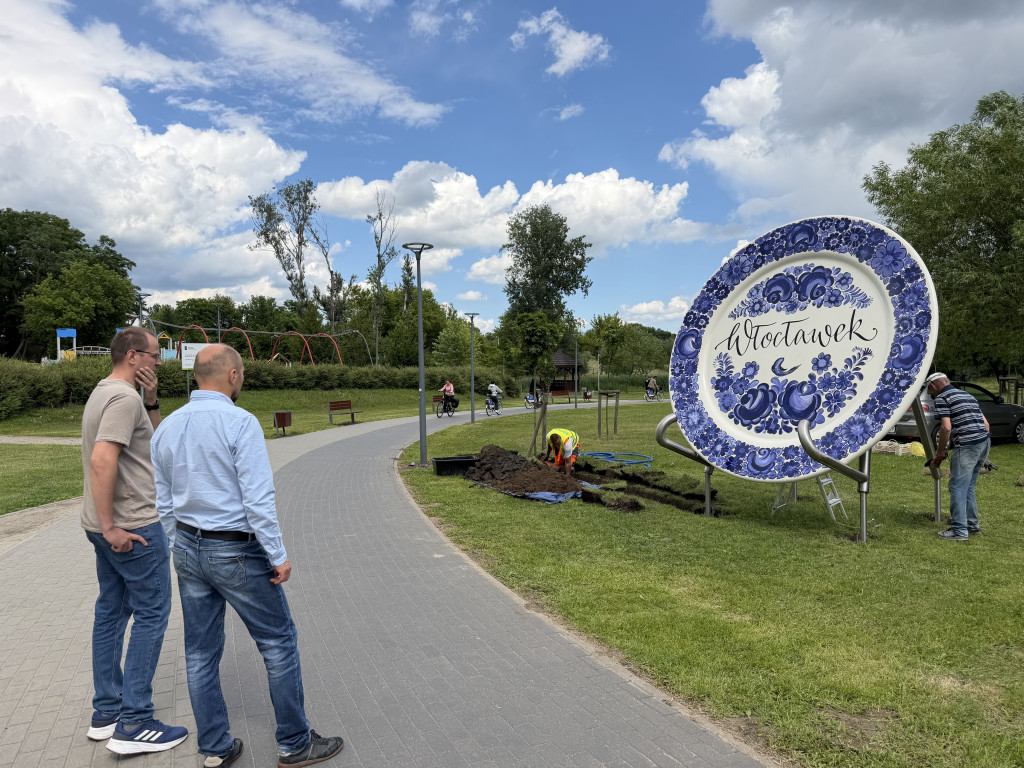 Gigantyczny talerz w fajansowe wzory na Słodowie