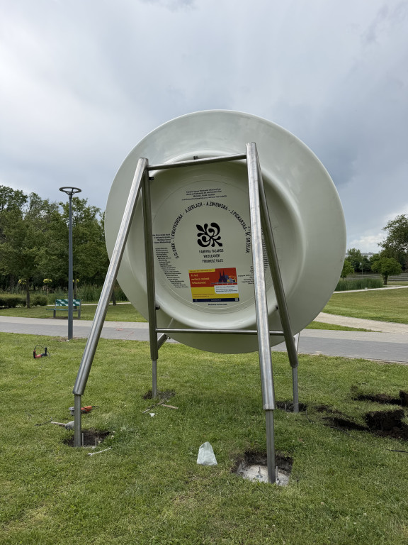 Gigantyczny talerz w fajansowe wzory na Słodowie