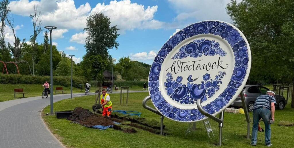 Gigantyczny talerz w fajansowe wzory na Słodowie