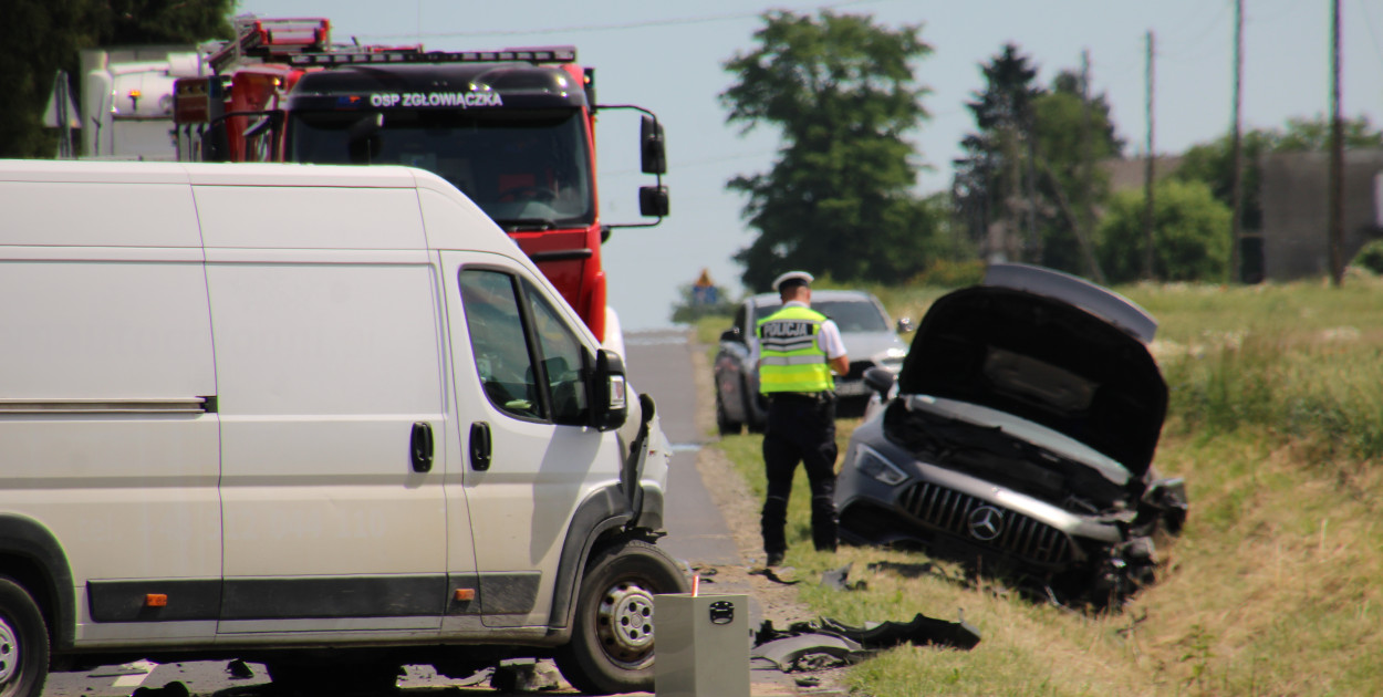 Zderzenie busa z osobówką. Dwie osoby w szpitalu