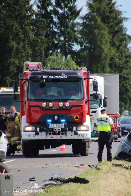 Zderzenie busa z osobówką. Dwie osoby w szpitalu