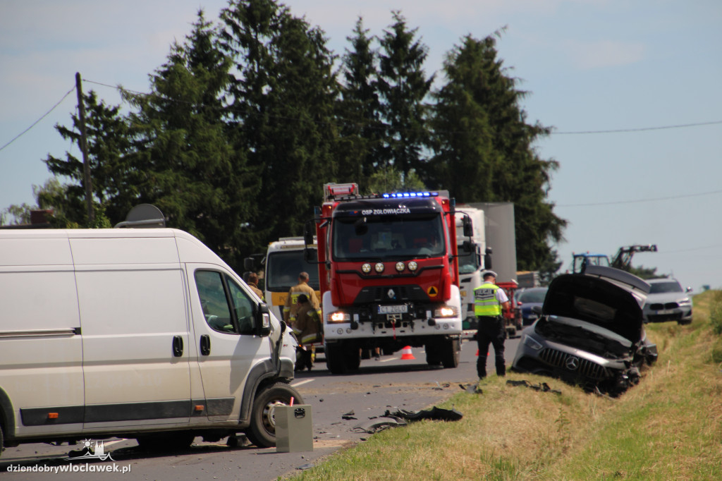 Zderzenie busa z osobówką. Dwie osoby w szpitalu