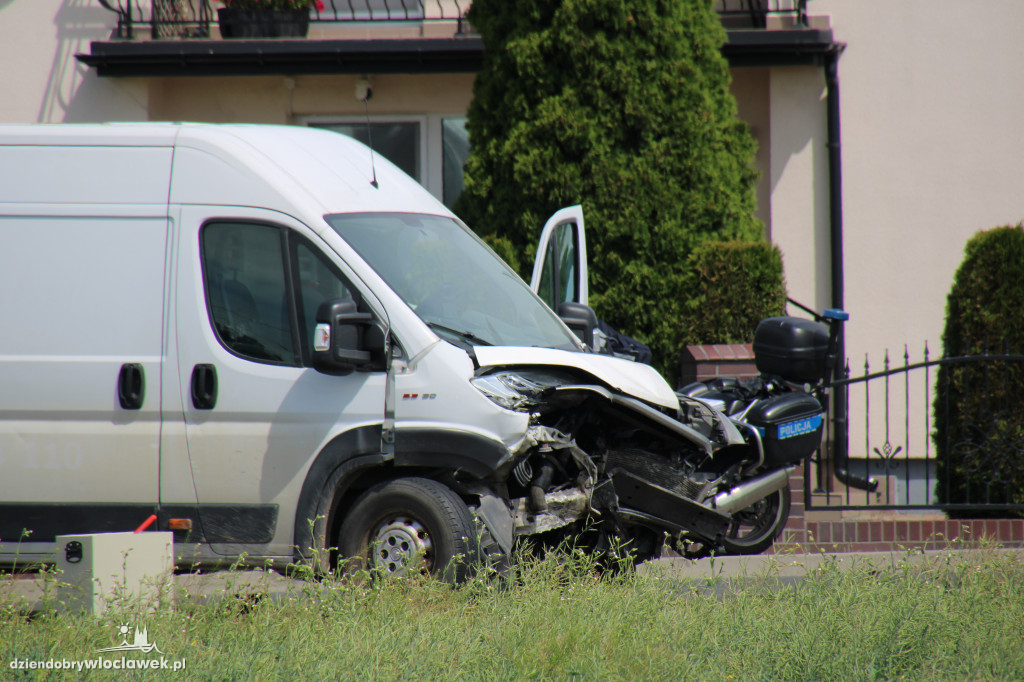 Zderzenie busa z osobówką. Dwie osoby w szpitalu