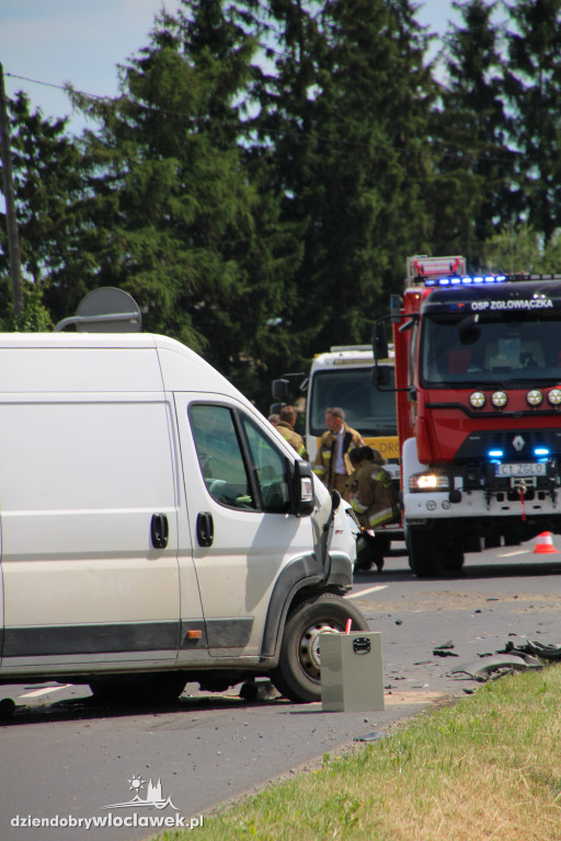 Zderzenie busa z osobówką. Dwie osoby w szpitalu