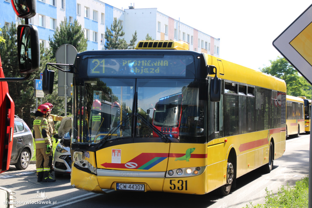 Zderzenie autobusu MPK z osobówką
