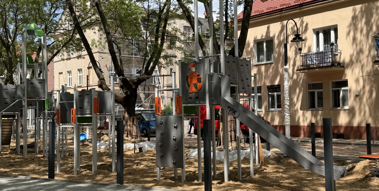 Plac zabaw wzdłuż ul. Jagiellońskiej prawie gotowy