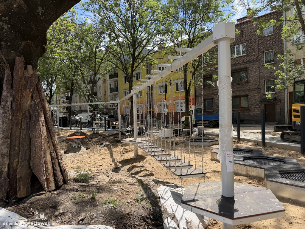 Plac zabaw wzdłuż ul. Jagiellońskiej prawie gotowy