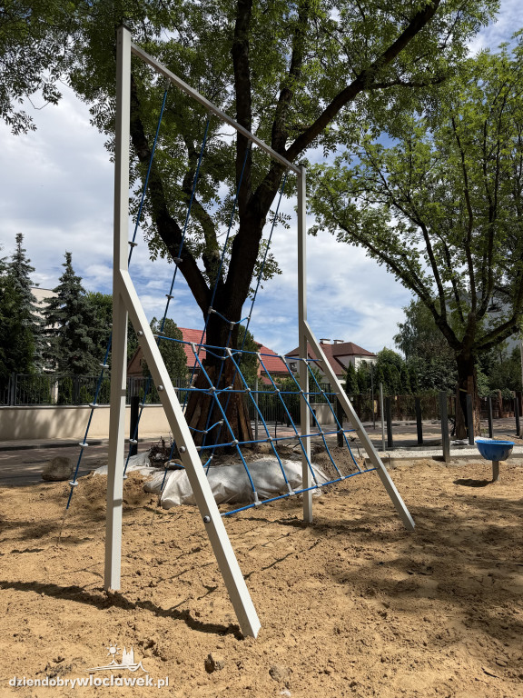 Plac zabaw wzdłuż ul. Jagiellońskiej prawie gotowy