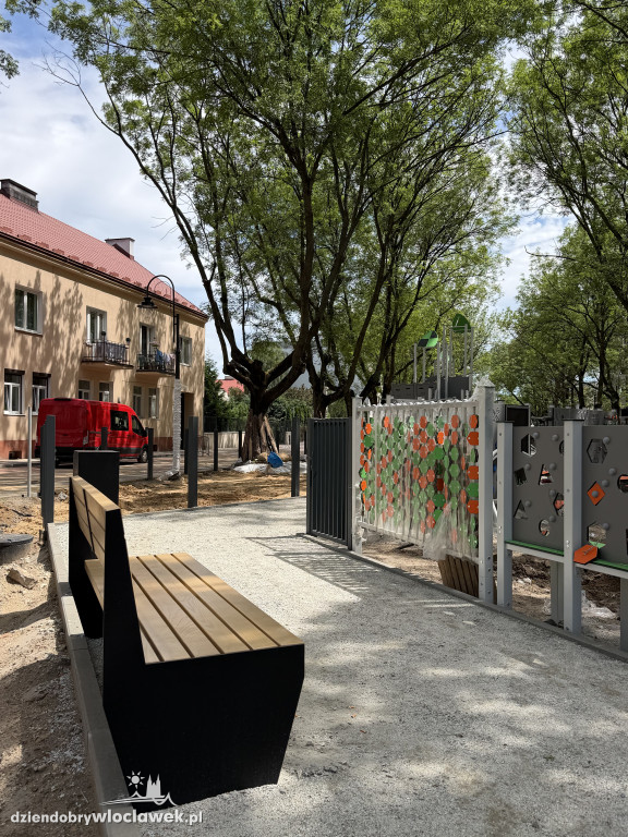 Plac zabaw wzdłuż ul. Jagiellońskiej prawie gotowy