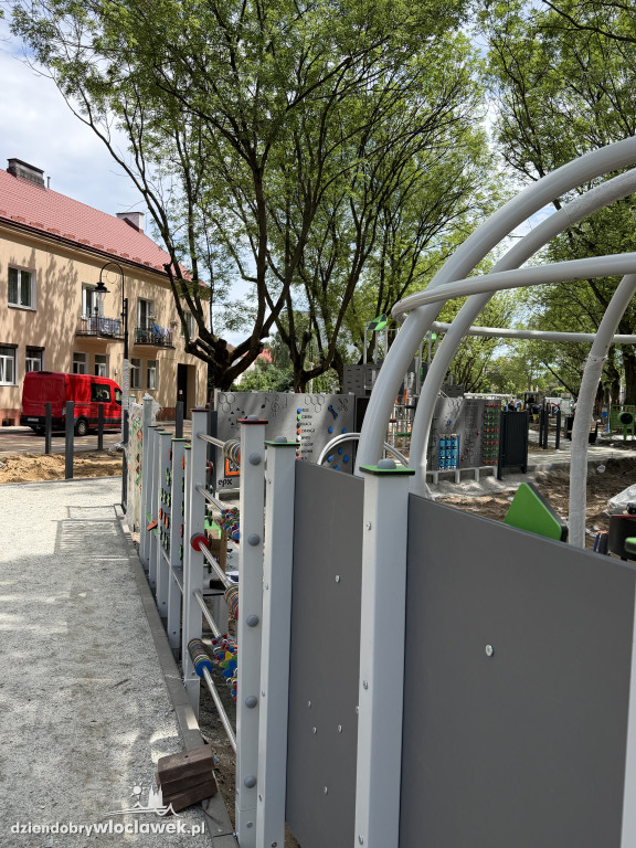 Plac zabaw wzdłuż ul. Jagiellońskiej prawie gotowy