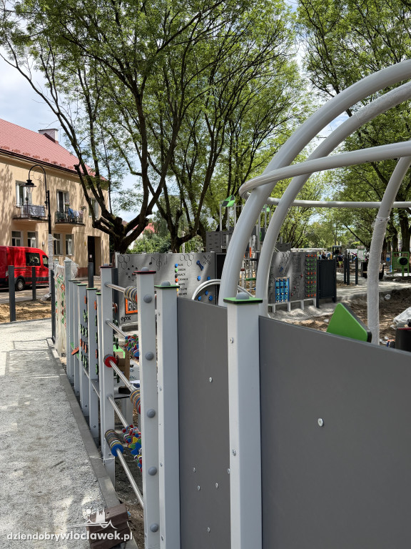 Plac zabaw wzdłuż ul. Jagiellońskiej prawie gotowy