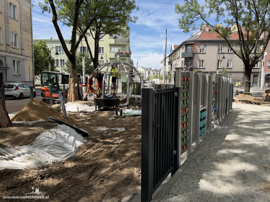 Plac zabaw wzdłuż ul. Jagiellońskiej prawie gotowy