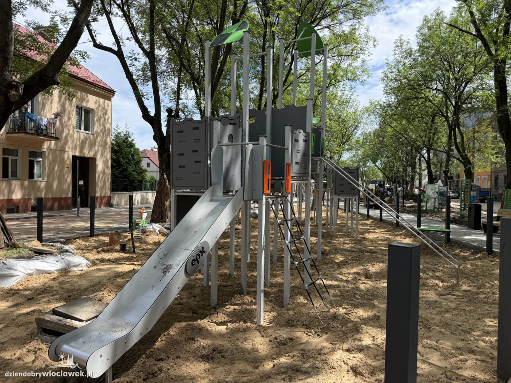 Plac zabaw wzdłuż ul. Jagiellońskiej prawie gotowy