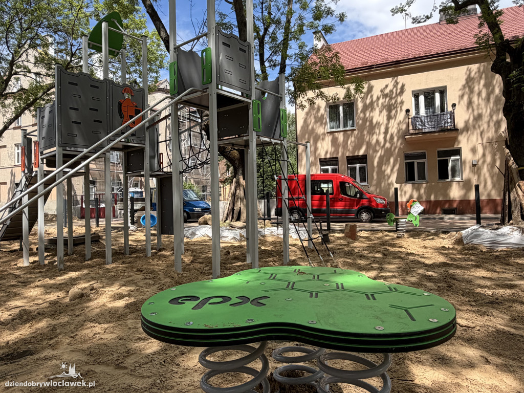 Plac zabaw wzdłuż ul. Jagiellońskiej prawie gotowy