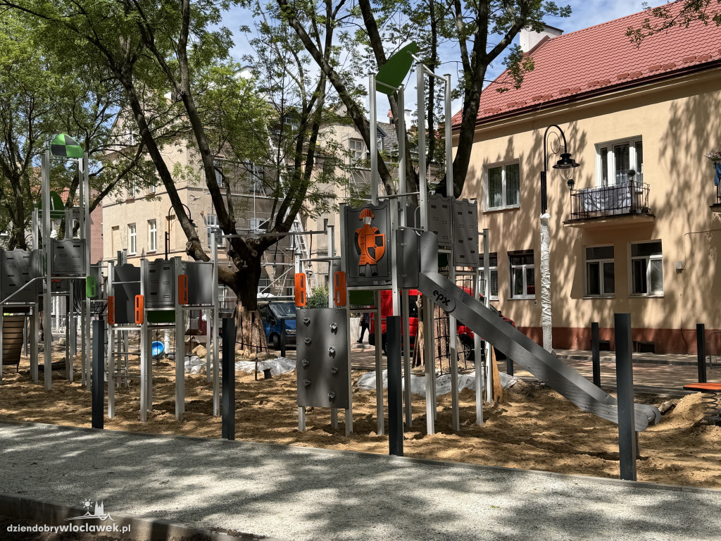 Plac zabaw wzdłuż ul. Jagiellońskiej prawie gotowy