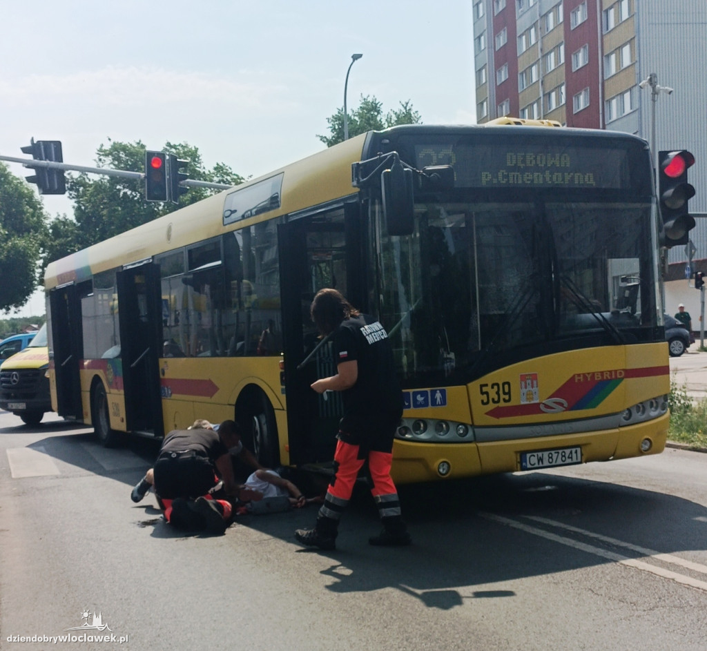 72-latka weszła pod autobus