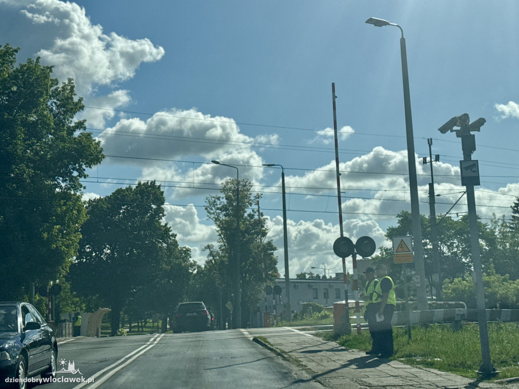 Bezpiecznie przez przejazd. Akcja policji i SOK we Włocławku