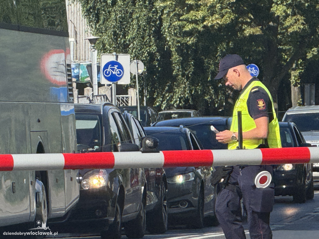 Bezpiecznie przez przejazd. Akcja policji i SOK we Włocławku