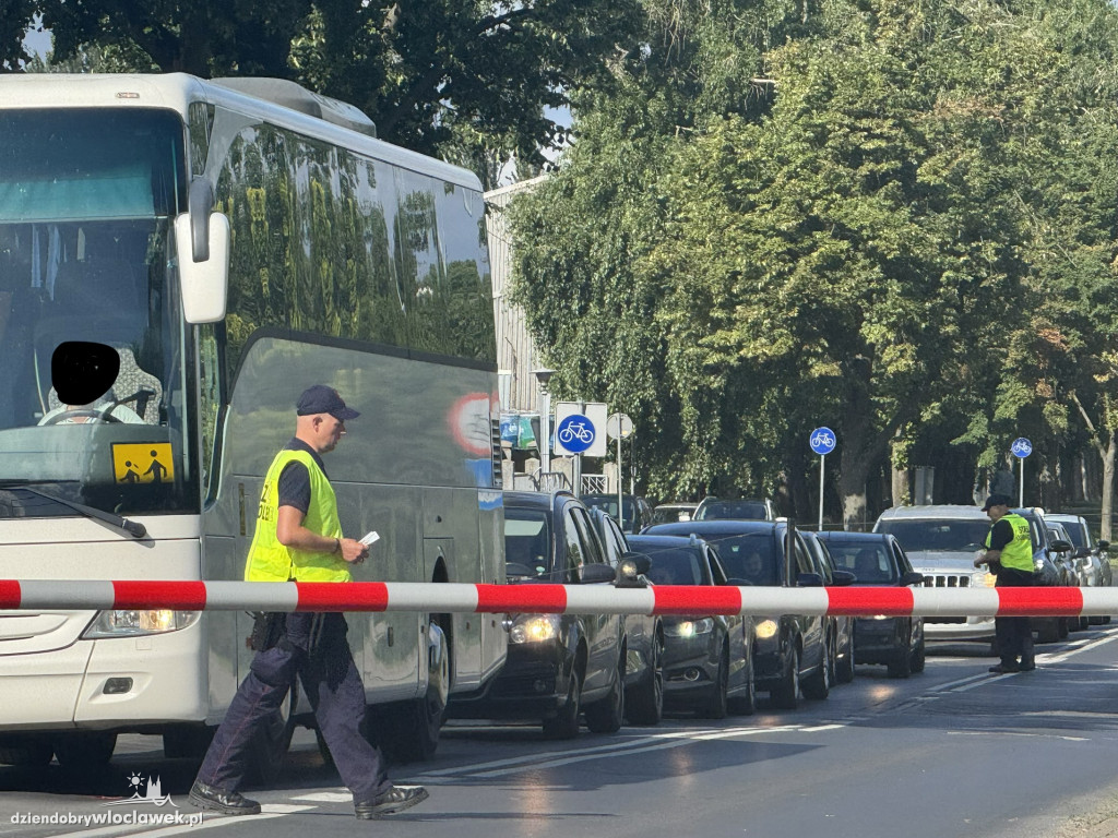 Bezpiecznie przez przejazd. Akcja policji i SOK we Włocławku