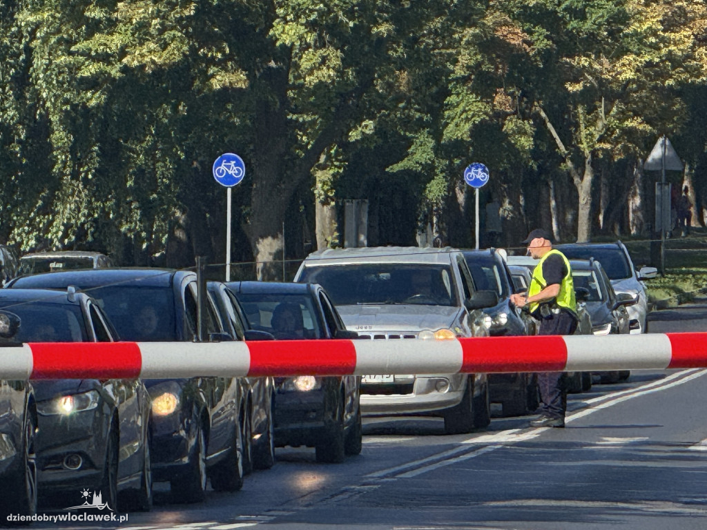 Bezpiecznie przez przejazd. Akcja policji i SOK we Włocławku