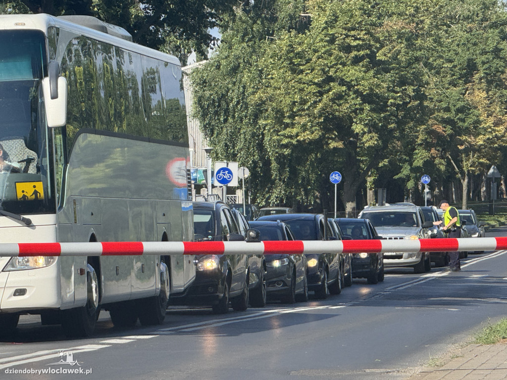 Bezpiecznie przez przejazd. Akcja policji i SOK we Włocławku