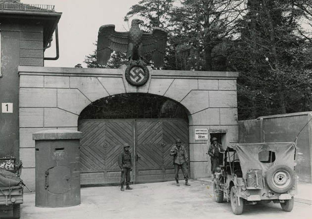 Brama obozu Dachau. fot. autor nieznany (domena publiczna)/pl.wikipedia.com