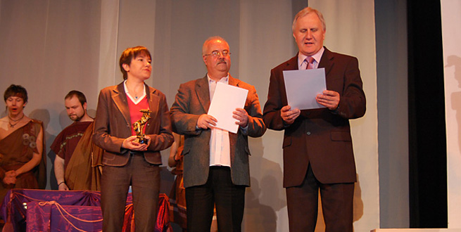 Jerzy Rutkowski (pierwszy z prawej) podczas przeglądu teatralnego organizowanego przez II LO