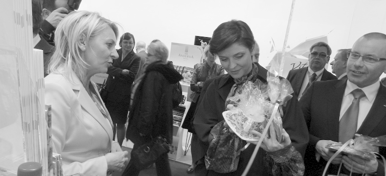 Agnieszka Sobańska (pierwsza z lewej) podczas targów turystycznych