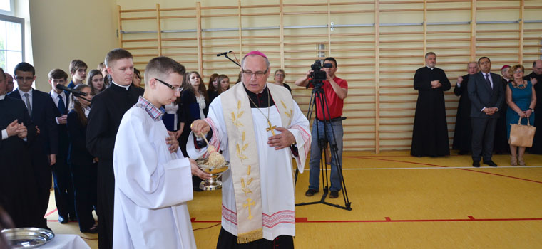 Salę gimnastyczną poświęcił biskup włocławski, Wiesław Alojzy Mering, fot. Łukasz Daniewski