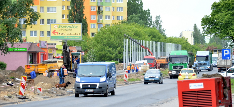 Na ul. Toruńskiej trwa montaż ekranów dźwiękochłonnych, fot. Krzysztof Osiński