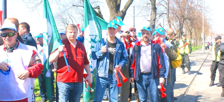 Pracownicy Anwilu brali także udział w pikiecie w stolicy podczas Orlen Warsaw Marathon wraz z pracownikami Orlenu; Fot. Bogdan Brzeziński