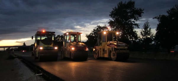 Wałowanie warstwy wiążącej na odcinku Czerniewice - Brzezie, sierpień 2013. Fot.:www.a1-czerniewice-brzezie.pl