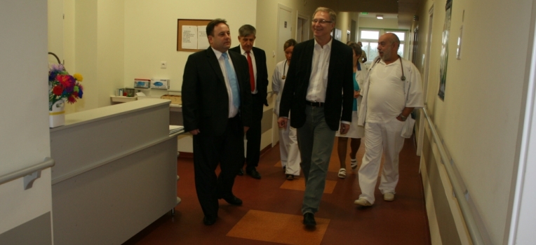 Tomasz Latos (w środku) podczas wizytacji Szpitala Lipno, Fot. starostwo powiatowe w Lipnie