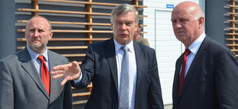 Prezydent Andrzej Pałucki oprowadzał gości po nowej przystani wioślarskiej. Po lewej Rafał Pietrucień z Urzędu Marszałkowskiego w Toruniu, po prawej Robert Malinowski, prezydent Grudziądza; Fot. Andrzej Korpalski