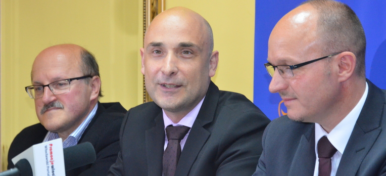 Od lewej radny Andrzej Kazimierczak, Rafał Sobolewski, poseł Marek Wojtkowski.