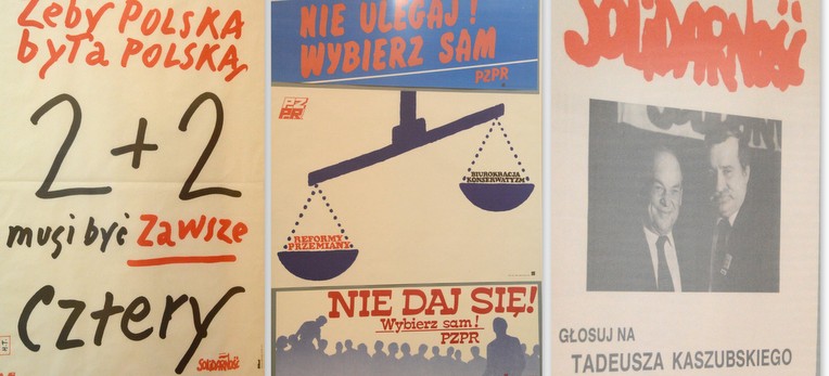 Plakaty wyborcze z czerwca 1989, które można oglądać w Archiwum Państwowym we Włocławku. Fot. K. Osiński
