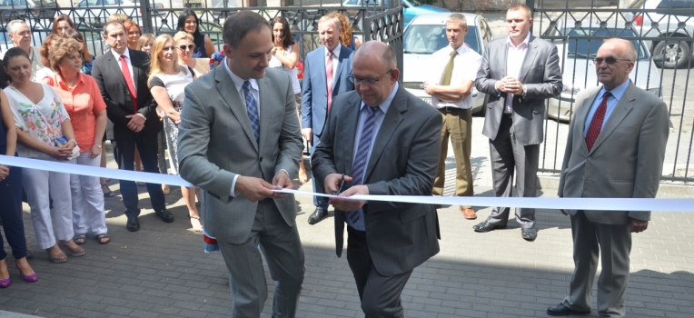 Przecięcia wstęgi dokonali: Andrzej Owczarz i Kamil Kalemba z oddziału ARiMR w Bydgoszczy; Fot. Andrzej Korpalski