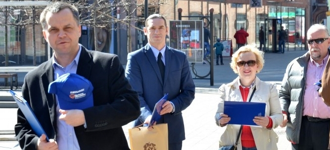 Od lewej: radni Sławomir Bieńkowski i Krystian Łuczak, posłanka Domicela Kopaczewska i senator Andrzej Person.