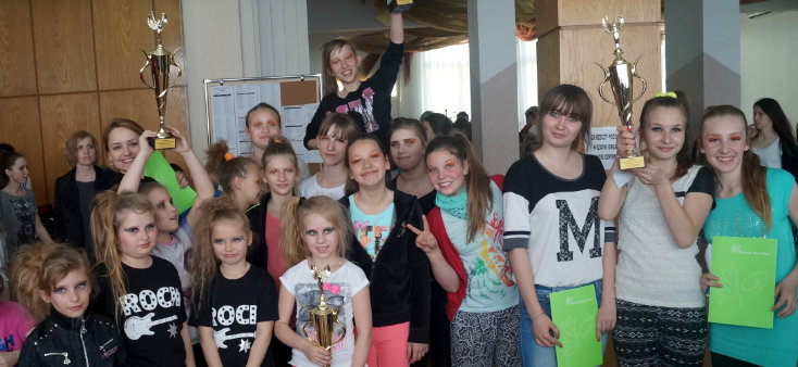 Podczas Ogólnopolskiego Turnieju Tańca w Wąbrzeźnie Szkoła Tańca "Puls" zdobyła aż 4 puchary. Na zdjęciach grupa Impuls Dzieci i Impuls Junior. Fot. Szkoła Tańca "Puls".
